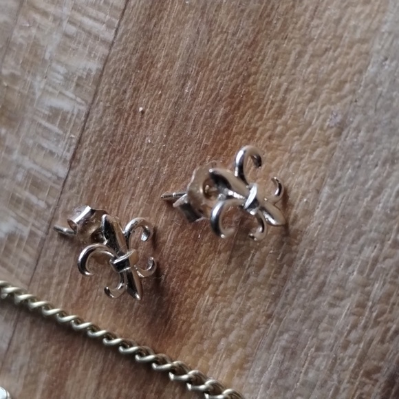 14k Fleur de lis Studs - Picture 6 of 9